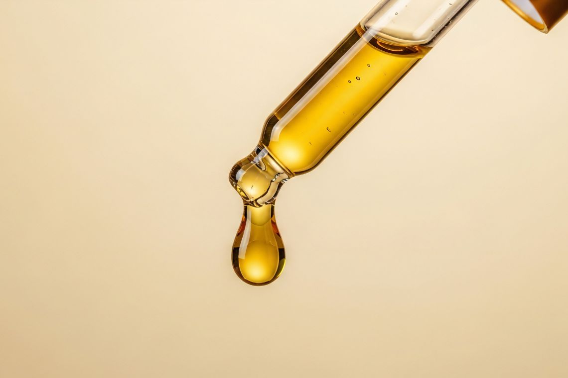 Tea Tree Oil drops close up หยดน้ำมันทีทรี