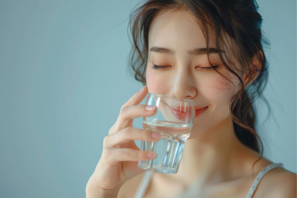 ผู้หญิงกำลังดื่มคอลลาเจน