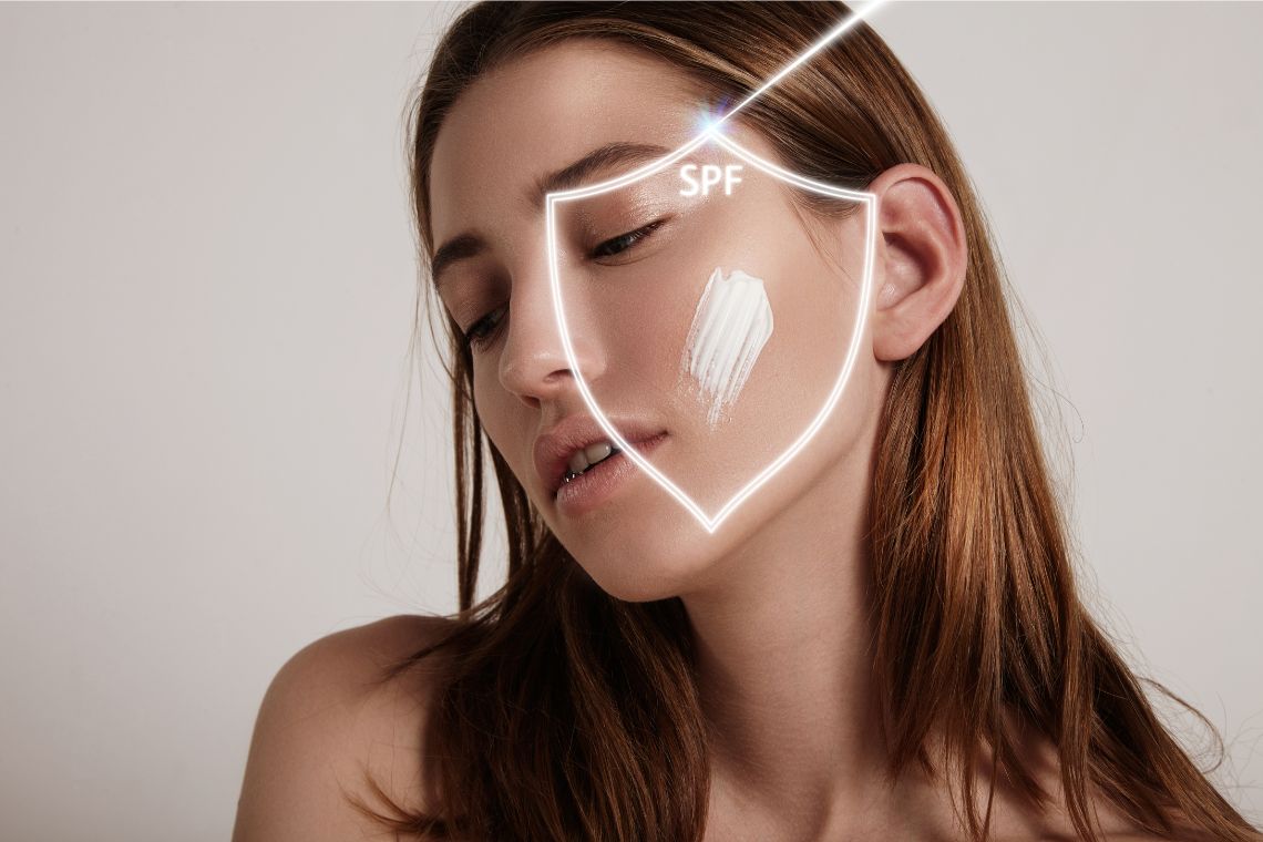 woman putting sunscreen on face ผู้หญิงทาครีมกันแดดบนหน้า